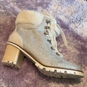 ⭐️ $20⭐️ Lauren Lorraine Elegant White Ankle Boots size 5.5 new in Box